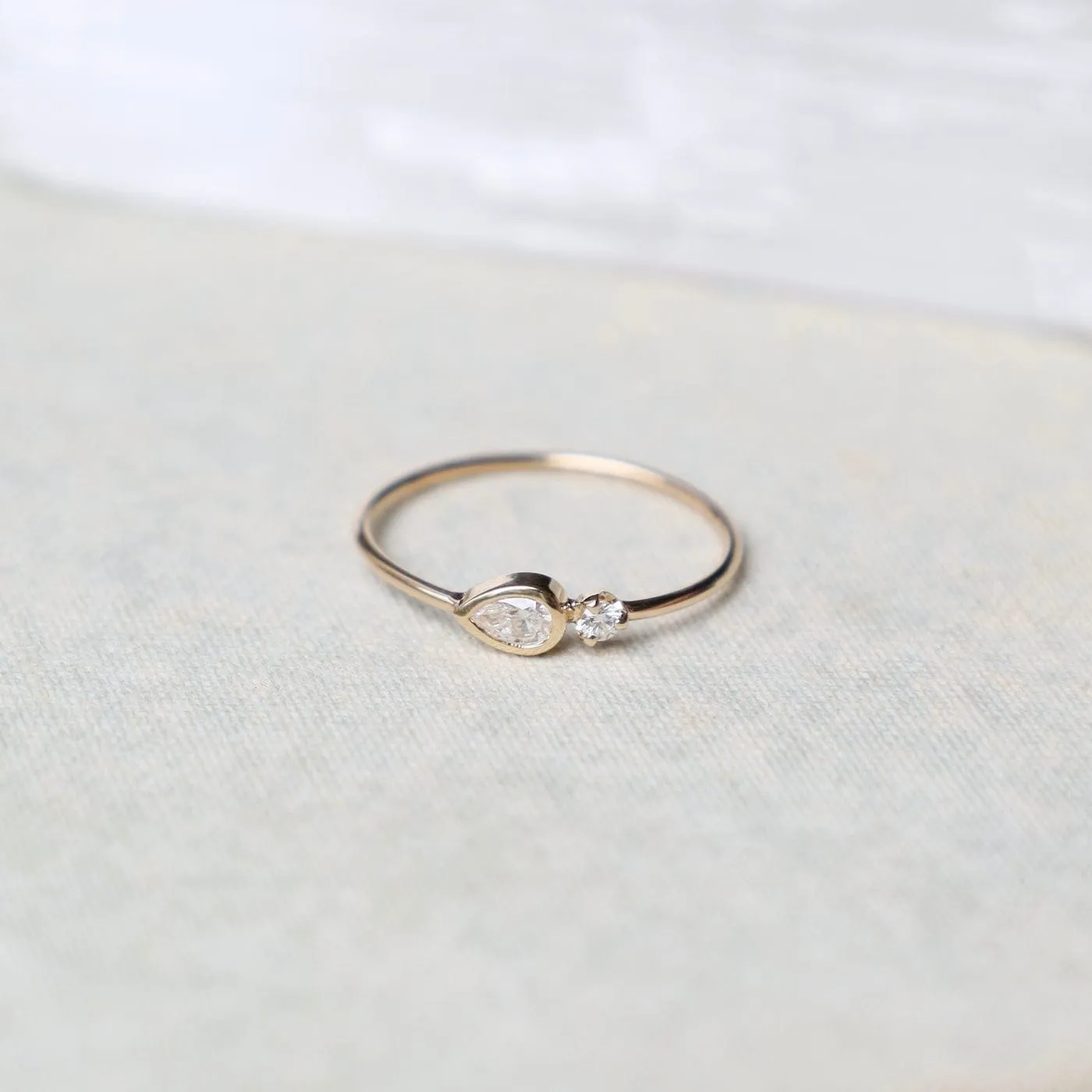 14k Gold Bezel Set Pear Cut & Prong Set Round Diamond Ring