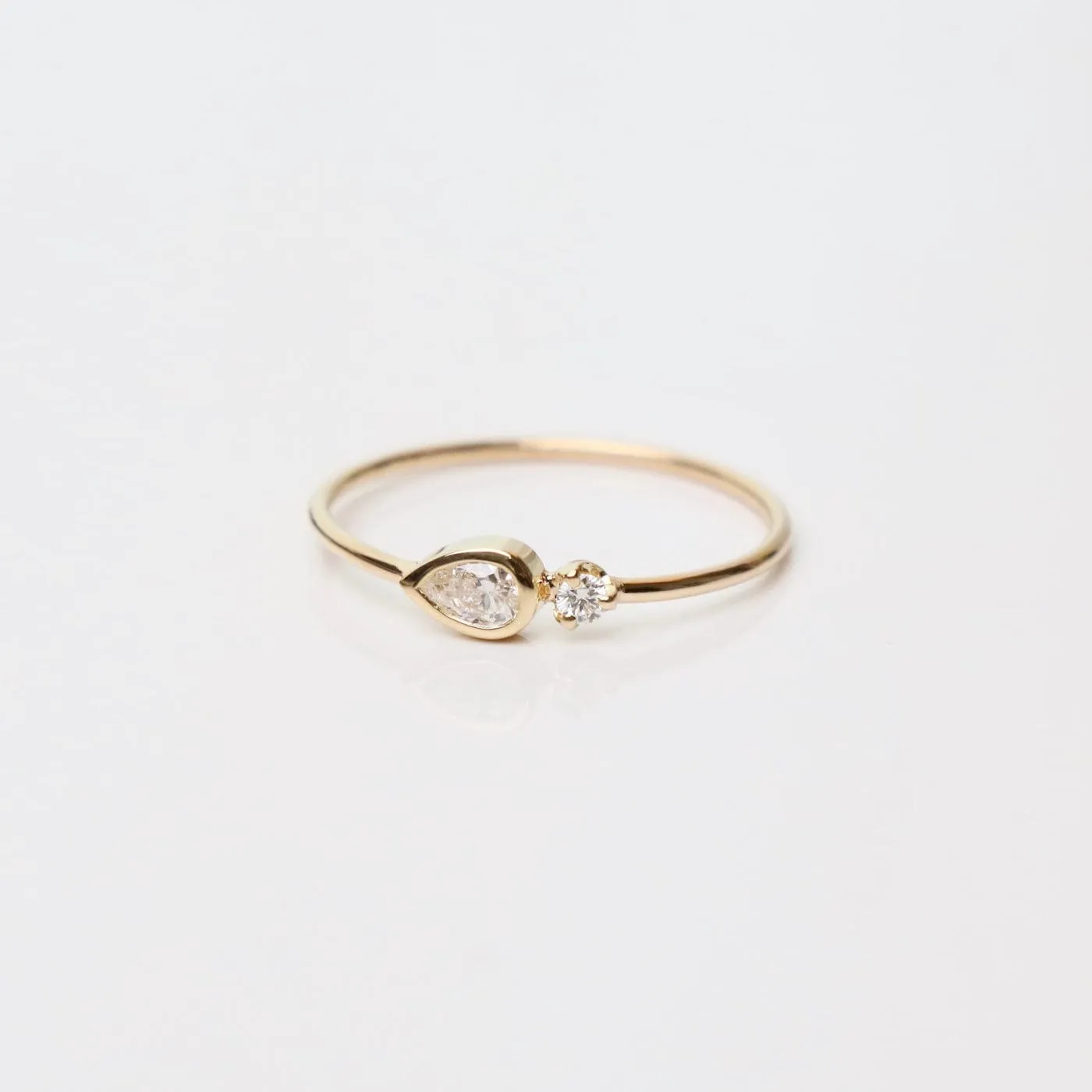 14k Gold Bezel Set Pear Cut & Prong Set Round Diamond Ring
