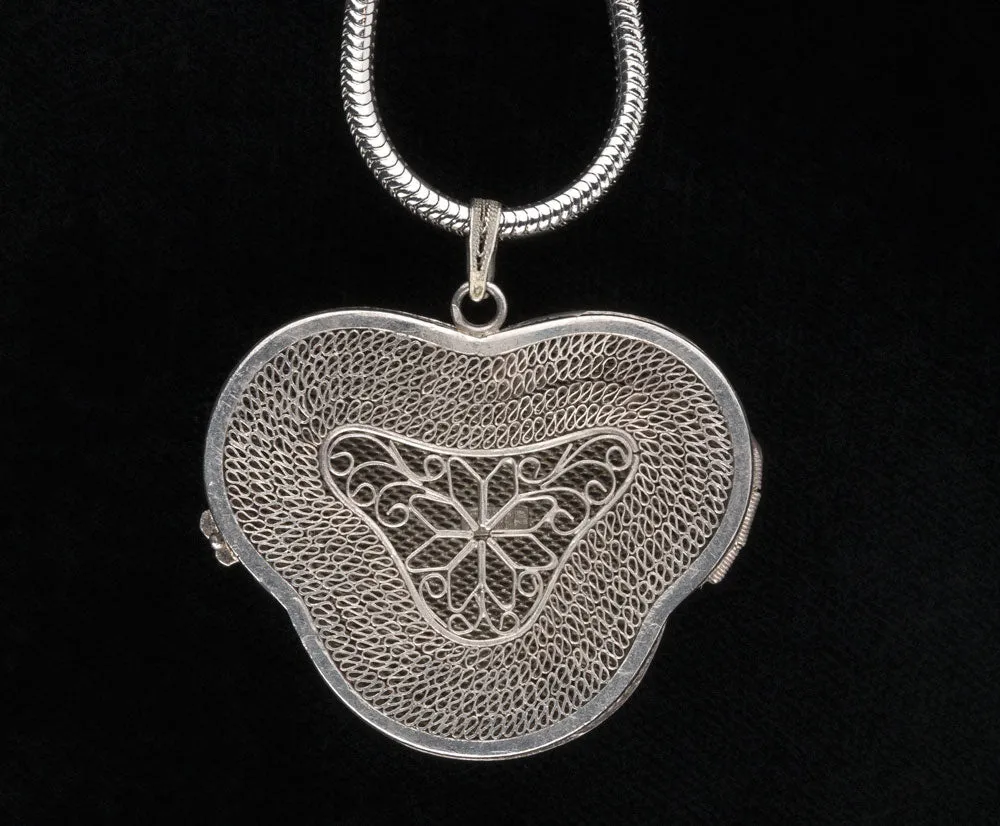 Vintage sterling silver Chinese export filigree and enamel locket and chain. pdvs565cs