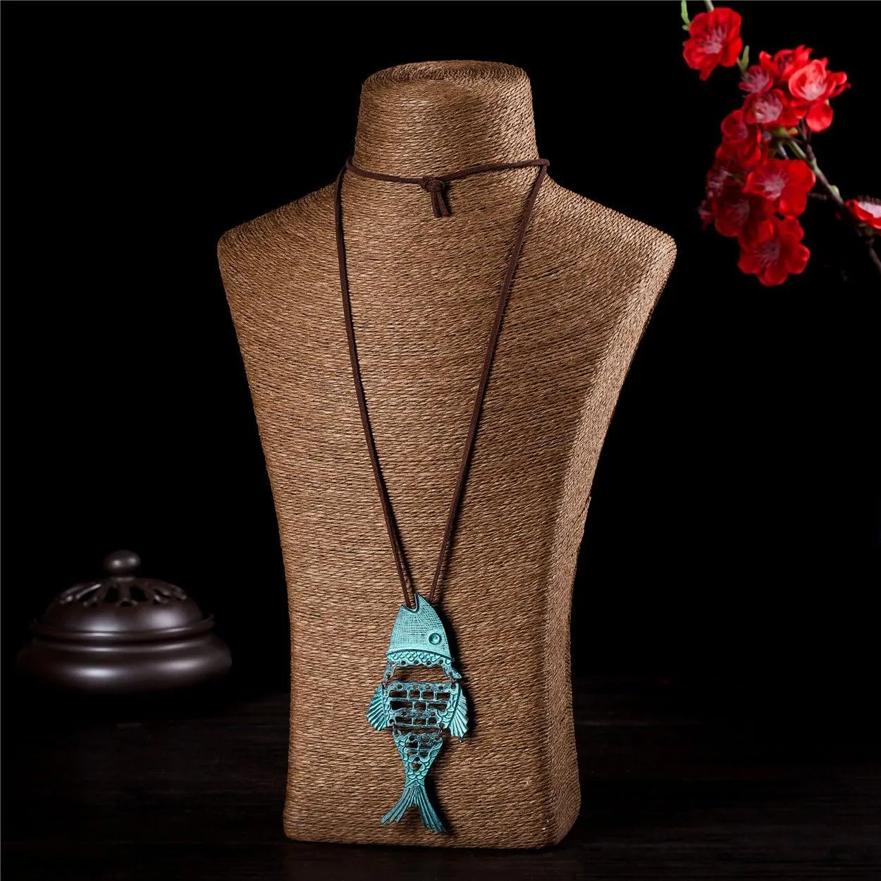 Woman Vintage Jewelry Leaf Pendant Wood Bead Long Necklaces Chokers Necklace for Women